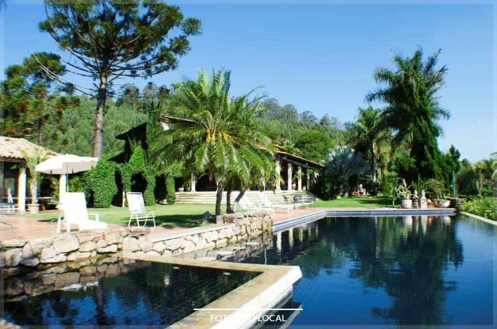 Área de convivência com piscina e jardim em uma das unidades