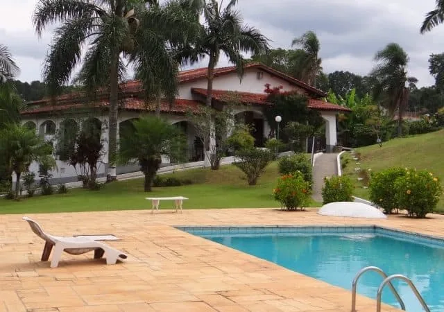 Casa com varanda, jardim e piscina em uma das unidades